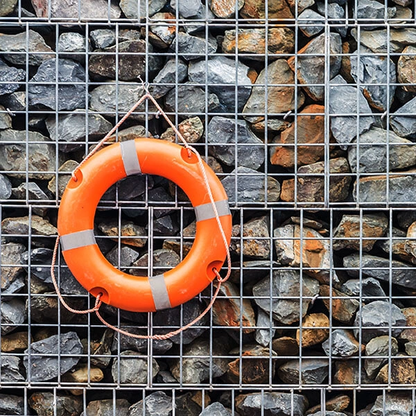 Укрепление берега пруда габионами